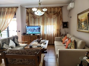 Apartament Shitje Rruga e Barrikadave, prane 9 katesheve.