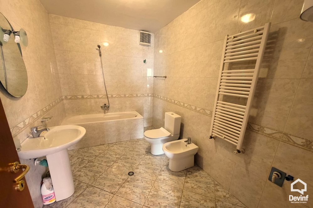Tirane Qera Apartament 2+1 Zyre ne zonen e Bllokut apartament zyre