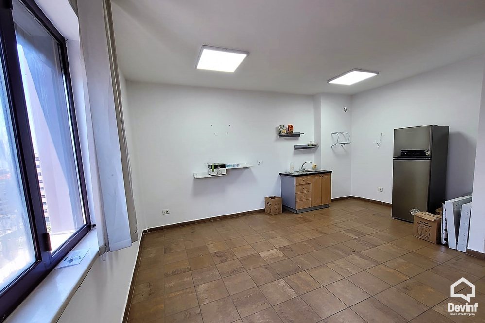 Tirane Qera Zyre 2+1+A Rruga e Barrikadave, prane Qendres apartament