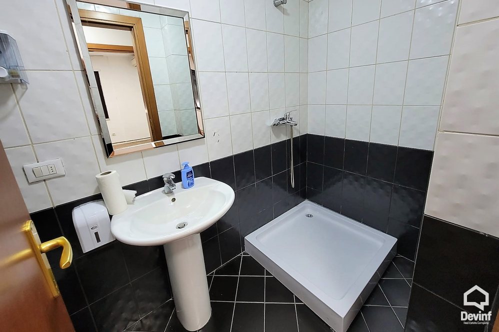 Tirane Qera Zyre 2+1+A Rruga e Barrikadave, prane Qendres apartament