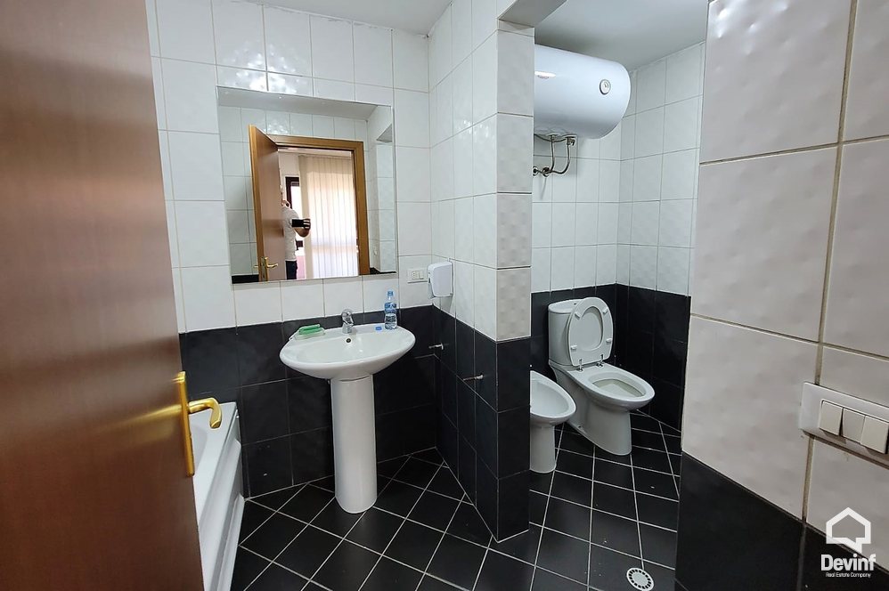 Tirane Qera Zyre 2+1+A Rruga e Barrikadave, prane Qendres apartament