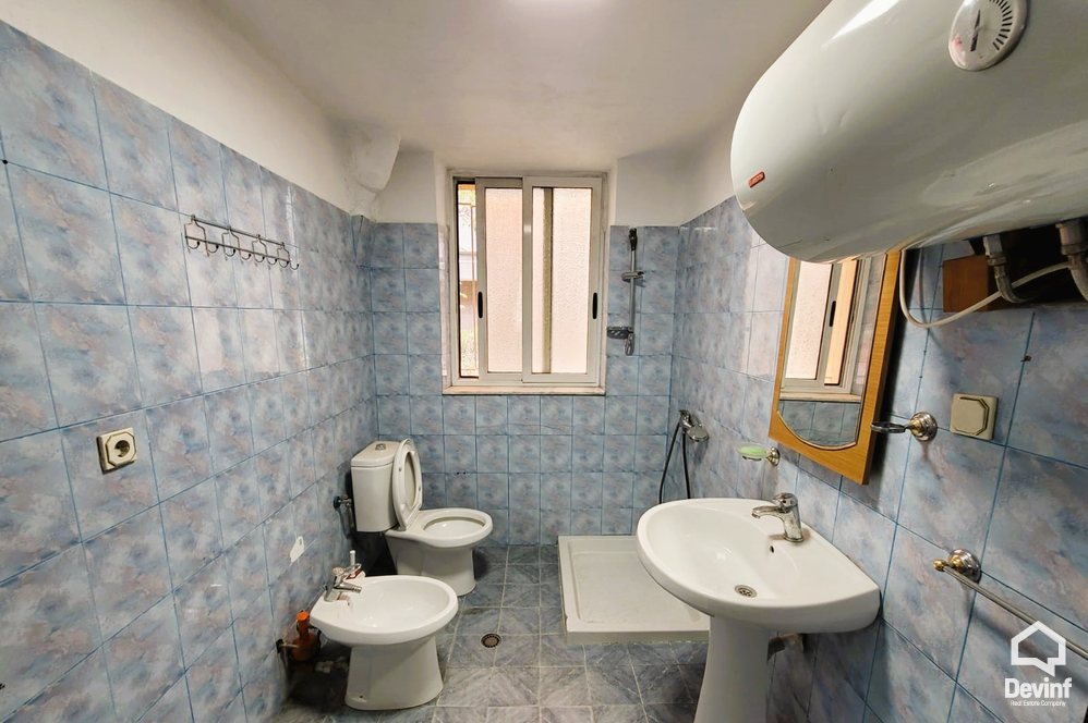 Tirane Qera Zyre 2+1 Zyre prane Piramides, ne qender te Tiranes apartament zyre spa klinike dentare qender estetike