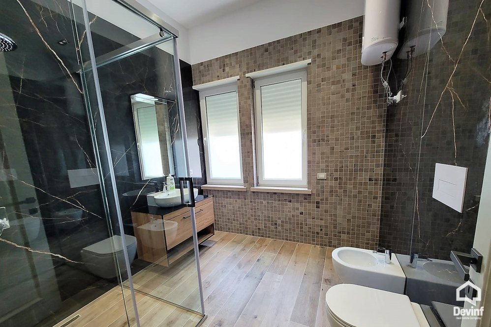 Tirane Qera Vile 4+1+G Kompleksi rezidencial prane qendres tregtare TEG. vile kompleks rezidencial