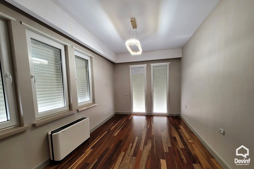 Tirane Qera Vile 4+1+G Kompleksi rezidencial prane qendres tregtare TEG. vile kompleks rezidencial