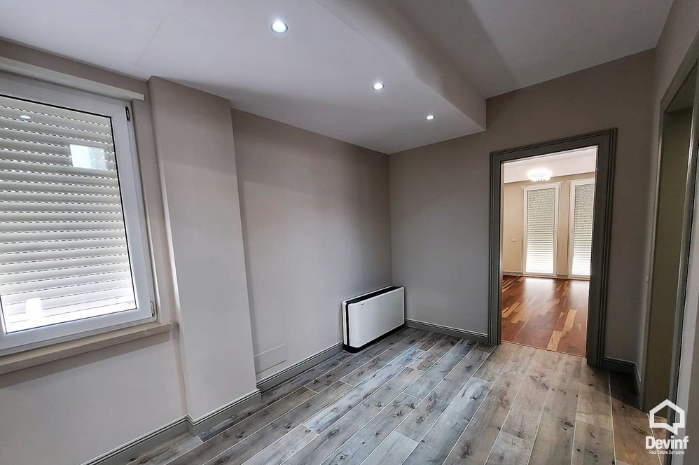 Tirane Qera Vile 4+1+G Kompleksi rezidencial prane qendres tregtare TEG. vile kompleks rezidencial