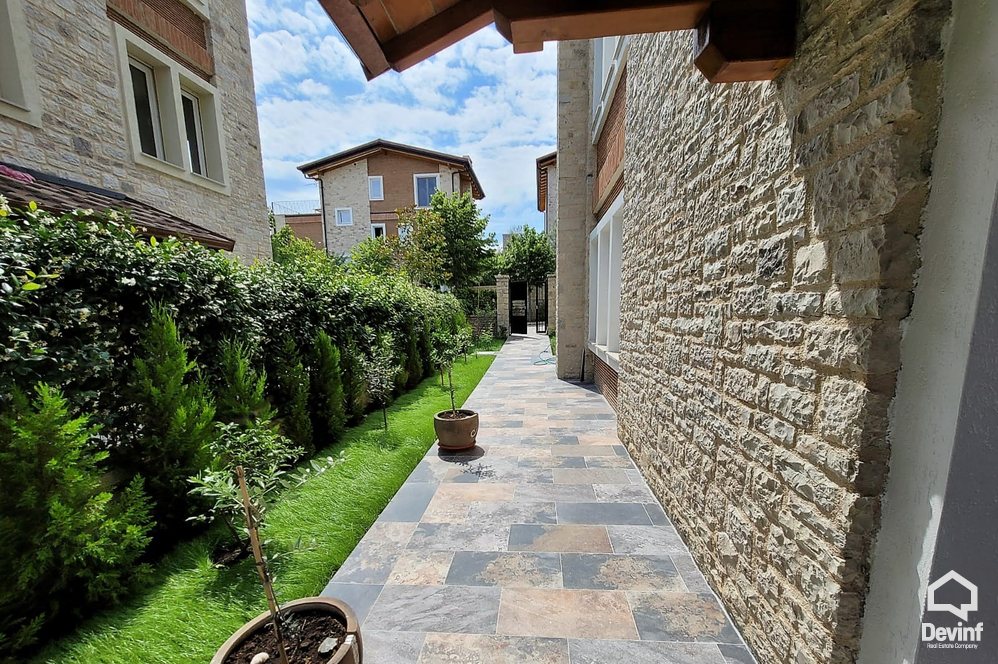 Tirane Qera Vile 4+1+G Kompleksi rezidencial prane qendres tregtare TEG. vile kompleks rezidencial