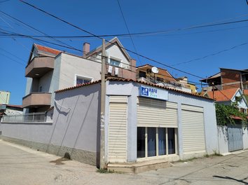 Vile Qera Prane Bulevardit te Ri, Rirane