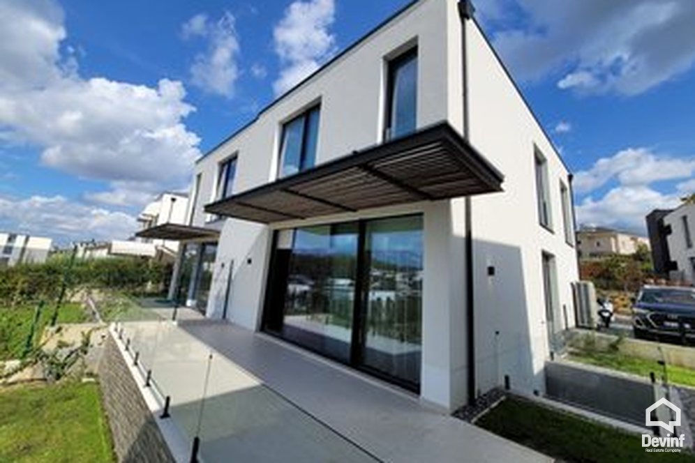 Me Qera Villa 4 bedrooms + livingroom + kitchenette Villa located in a residential compound close to Tirana East Gate Tirane