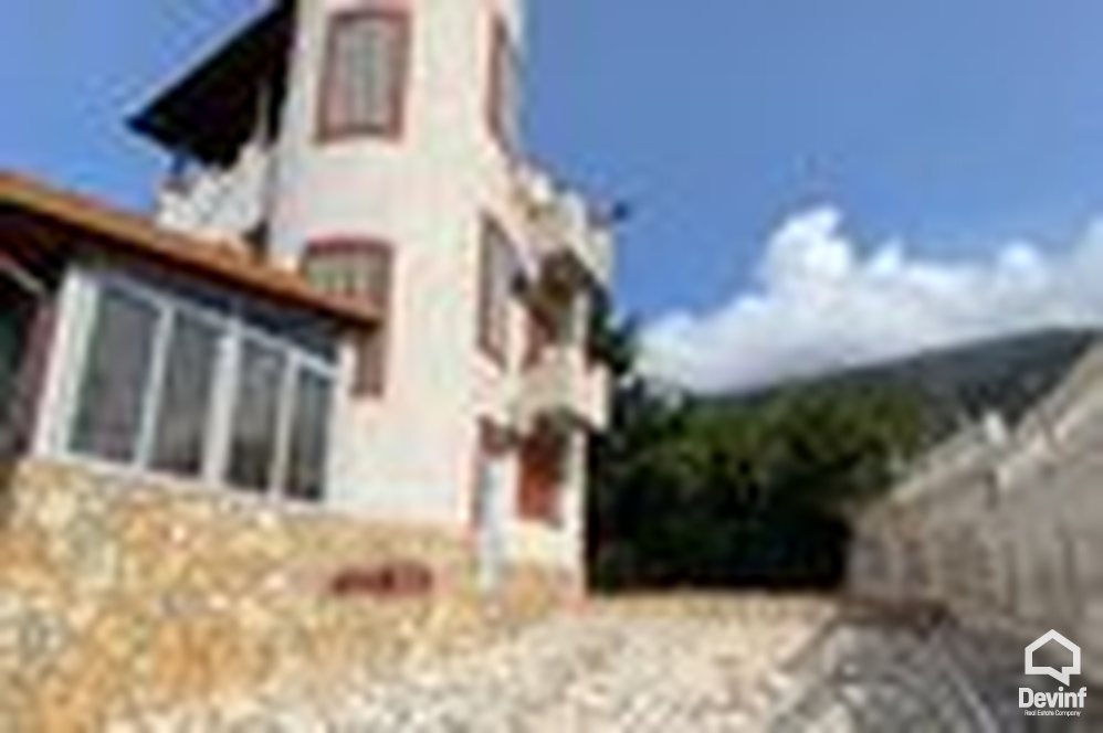 Vlore Shitje Vile  Ne gjirin e Vlores, brenda fshatit Tragjas vile