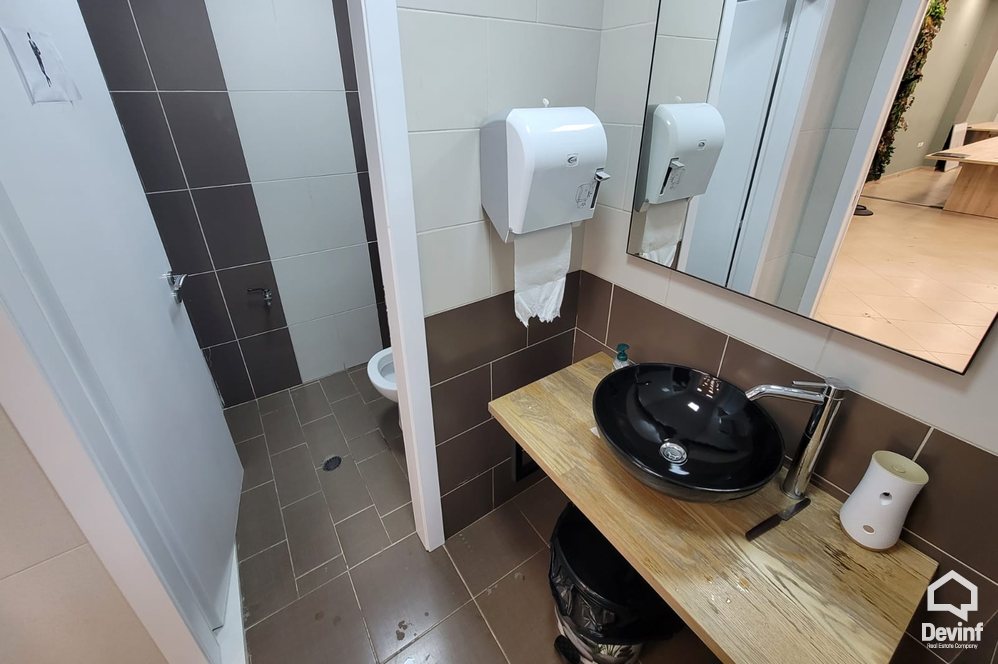 Tirane Qera Dyqan  Zyra ndodhet ne qendren e Tiranes zyre dyqan spa klinike dentare