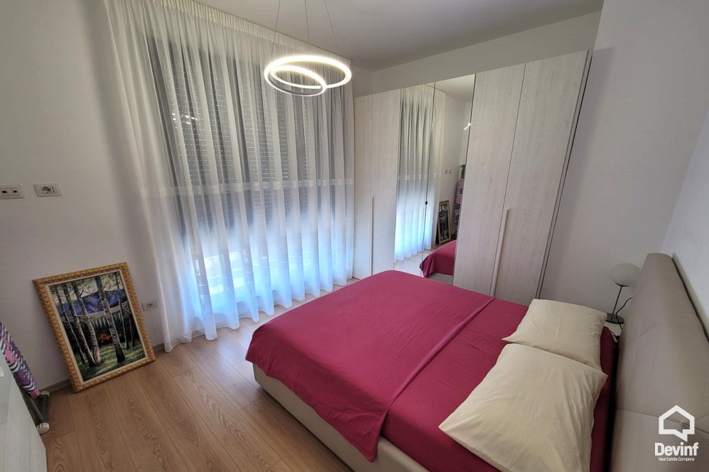 Tirane Qera Apartament 1+1+A Rruga Ali Demi, prane lulishtes apartament