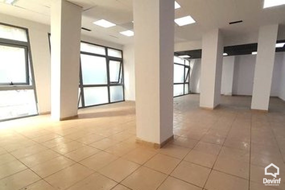 Me Qera Zyre  Njesi tregtare ne Rr. Kavajes Tirane
