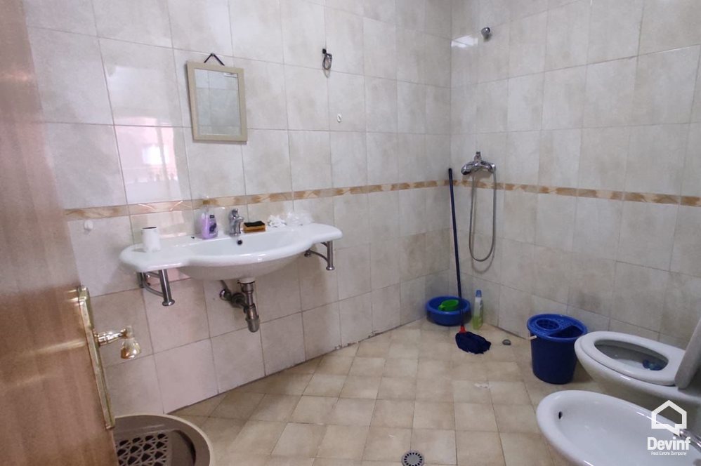Tirane Qera Zyre  Zyre ne Rrugen e Kavajes zyre