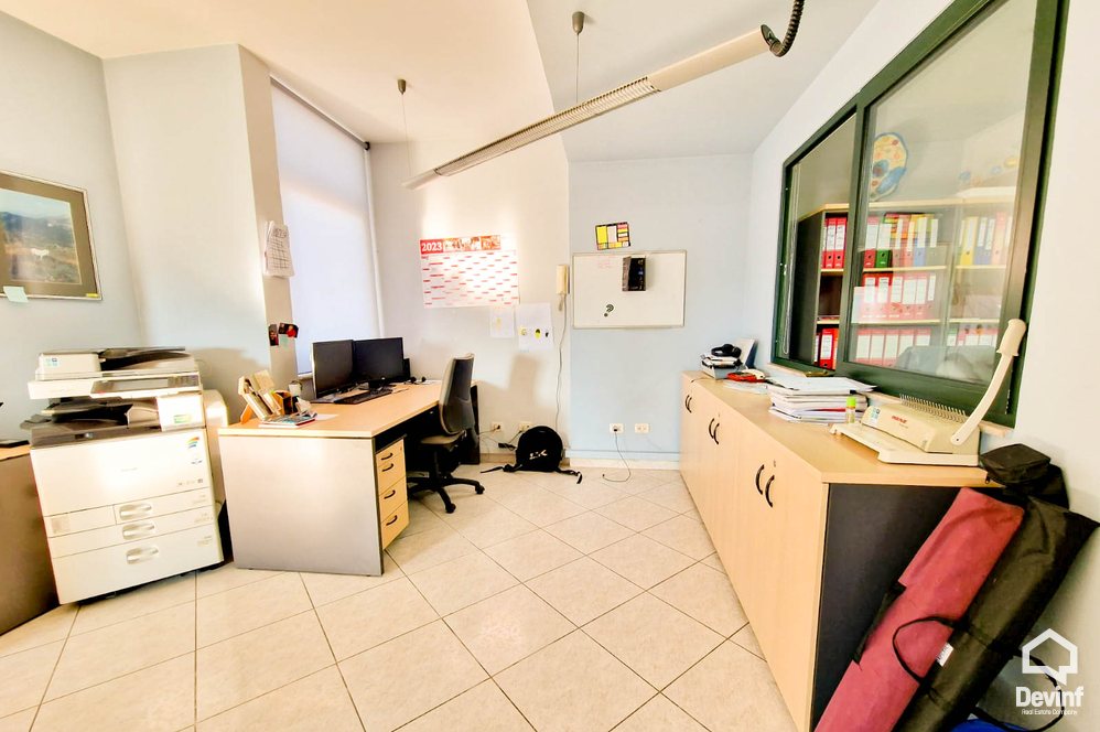 Tirane Shitje Zyre  Rruga Reshit Petrela, prane Drejtorise se Arshives. apartament zyre