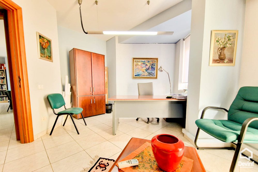 Tirane Shitje Zyre  Rruga Reshit Petrela, prane Drejtorise se Arshives. apartament zyre
