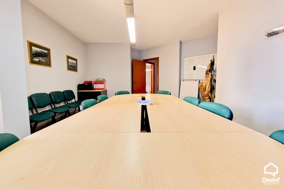 Tirane Shitje Zyre  Rruga Reshit Petrela, prane Drejtorise se Arshives. apartament zyre