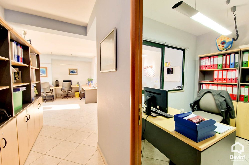 Tirane Shitje Zyre  Rruga Reshit Petrela, prane Drejtorise se Arshives. apartament zyre