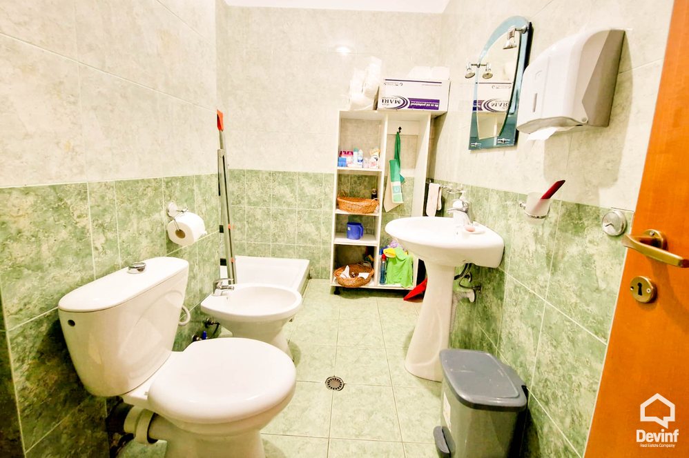 Tirane Shitje Zyre  Rruga Reshit Petrela, prane Drejtorise se Arshives. apartament zyre