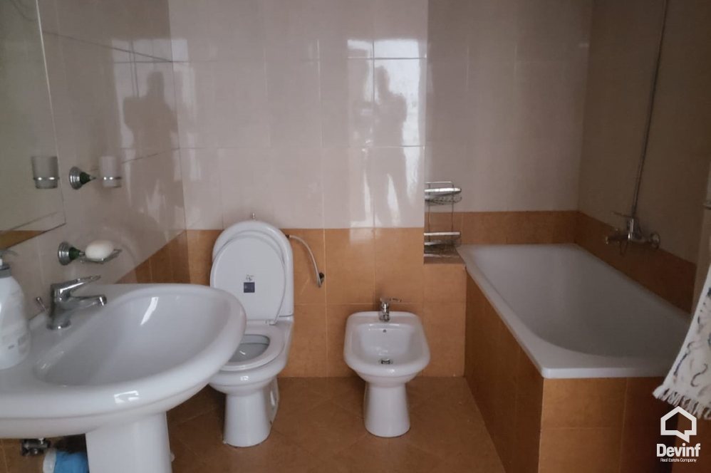 Tirane Qera Zyre 2+1+A Rruga e Elbasanit, ngjitur me Amabasaden Amerikane apartament zyre