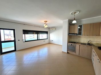 Apartament Qera Prane Kishes Katolike ne Rr. Kavajes