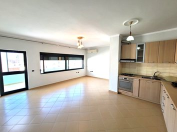 Apartament Qera Prane Kishes Katolike ne Rr. Kavajes
