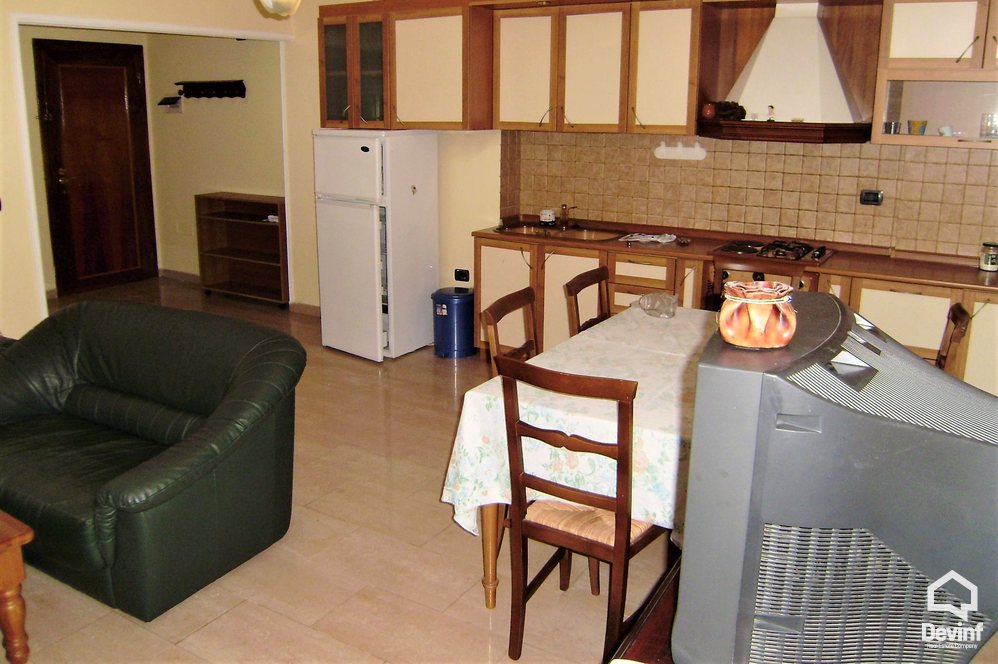 Tirane Qera Apartament 1+1 Apartamenti ndodhet ne zonen e Bllokut apartament