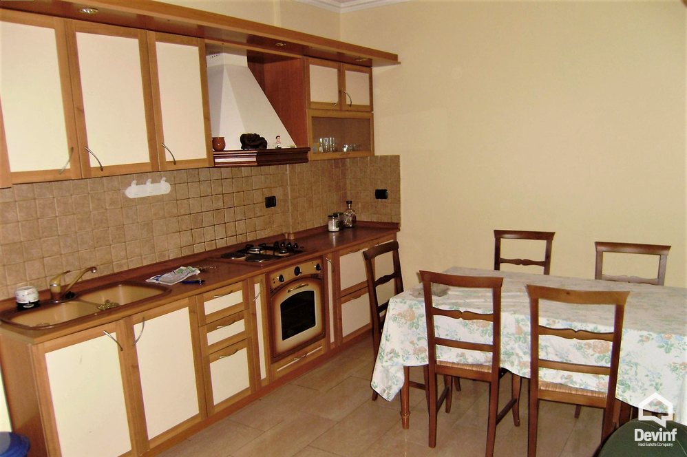 Tirane Qera Apartament 1+1 Apartamenti ndodhet ne zonen e Bllokut apartament