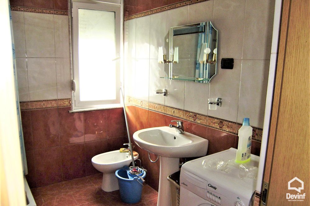 Tirane Qera Apartament 1+1 Apartamenti ndodhet ne zonen e Bllokut apartament