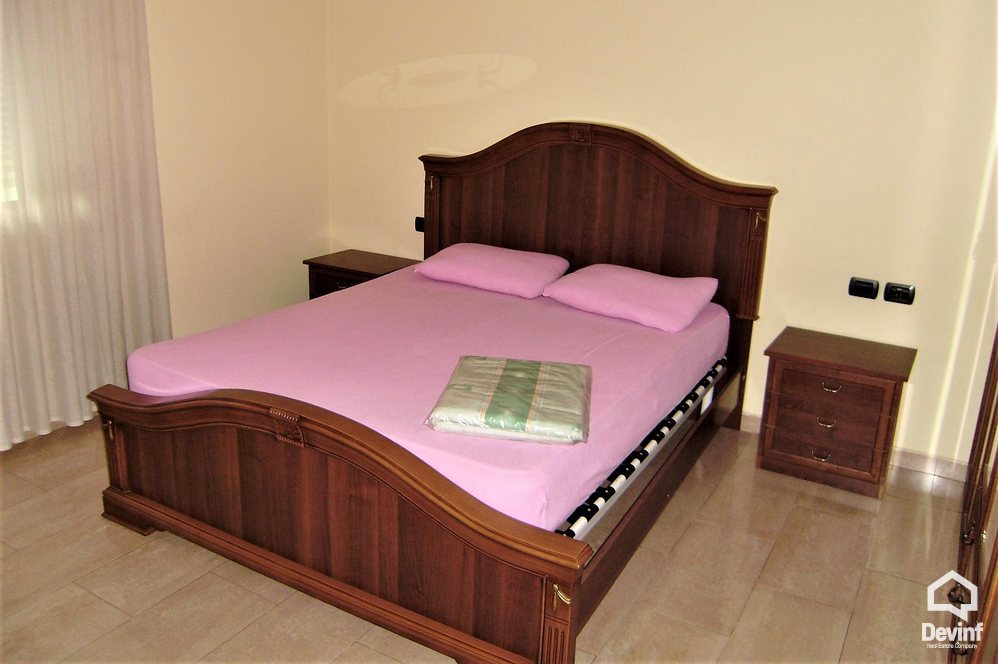 Tirane Qera Apartament 1+1 Apartamenti ndodhet ne zonen e Bllokut apartament