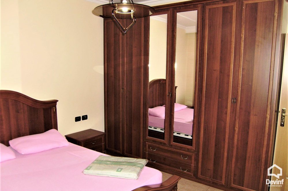 Tirane Qera Apartament 1+1 Apartamenti ndodhet ne zonen e Bllokut apartament
