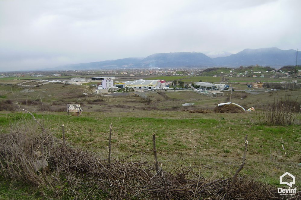 Tirane Shitje Toke  Toka ndodhet  afer kompanise Alumil, prane Autostrades Tirane-Durres, ne faqe kodre dhe ne brez te dyte. toke industriale