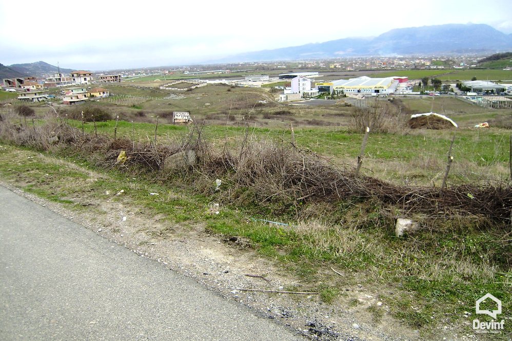 Tirane Shitje Toke  Toka ndodhet  afer kompanise Alumil, prane Autostrades Tirane-Durres, ne faqe kodre dhe ne brez te dyte. toke industriale