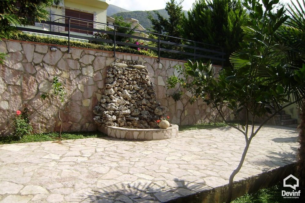 Vlore Shitje Vile 4+1+G Vila ndodhet ne zonen me te mire te Vlores, ne ujin e ftote. apartament