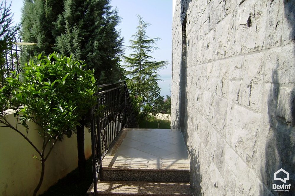 Vlore Shitje Vile 4+1+G Vila ndodhet ne zonen me te mire te Vlores, ne ujin e ftote. apartament