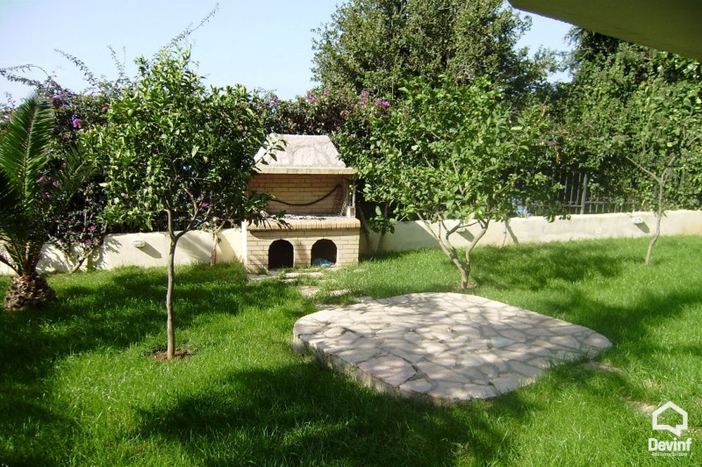 Vlore Shitje Vile 4+1+G Vila ndodhet ne zonen me te mire te Vlores, ne ujin e ftote. apartament