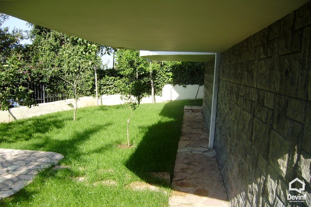 Vlore Shitje Vile 4+1+G Vila ndodhet ne zonen me te mire te Vlores, ne ujin e ftote. apartament