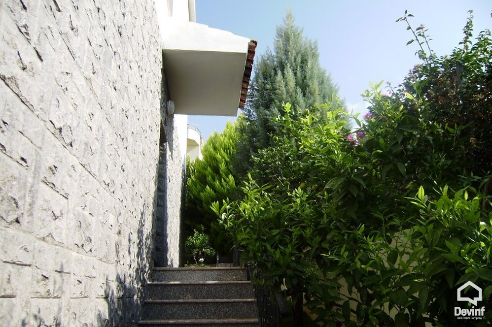 Vlore Shitje Vile 4+1+G Vila ndodhet ne zonen me te mire te Vlores, ne ujin e ftote. apartament