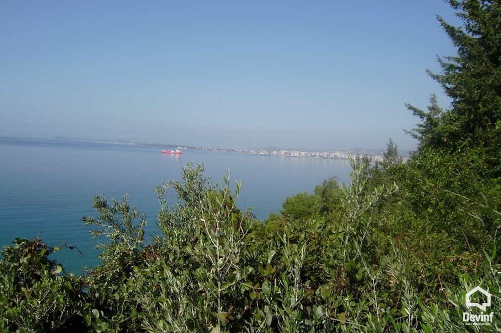 Vlore Shitje Vile 4+1+G Vila ndodhet ne zonen me te mire te Vlores, ne ujin e ftote. apartament