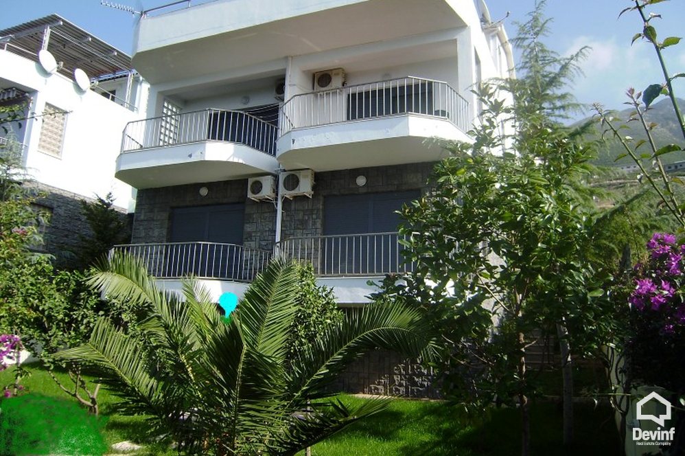 Vlore Shitje Vile 4+1+G Vila ndodhet ne zonen me te mire te Vlores, ne ujin e ftote. apartament