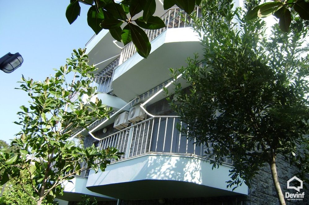 Vlore Shitje Vile 4+1+G Vila ndodhet ne zonen me te mire te Vlores, ne ujin e ftote. apartament