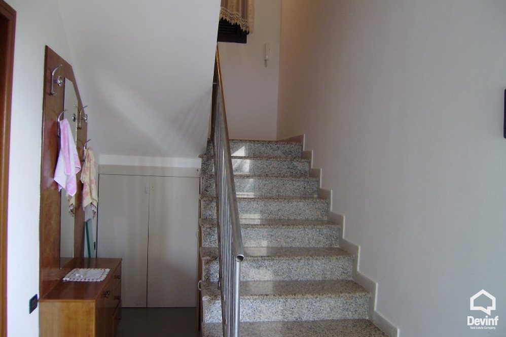 Vlore Shitje Vile 4+1+G Vila ndodhet ne zonen me te mire te Vlores, ne ujin e ftote. apartament