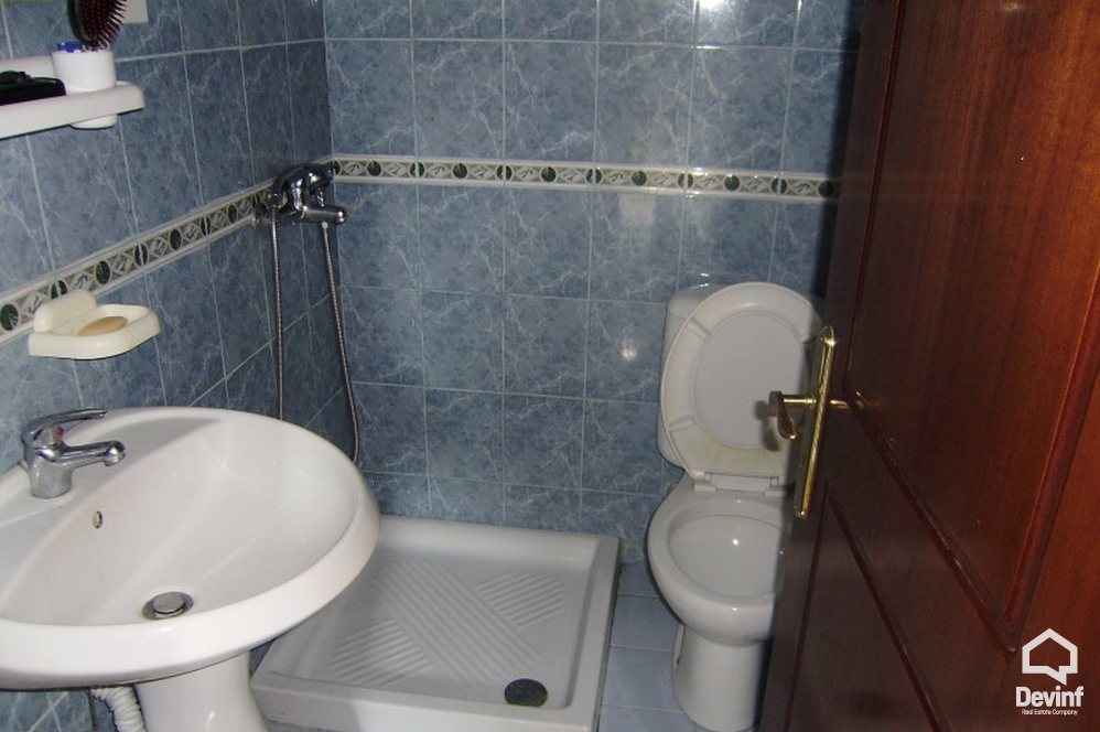 Vlore Shitje Vile 4+1+G Vila ndodhet ne zonen me te mire te Vlores, ne ujin e ftote. apartament