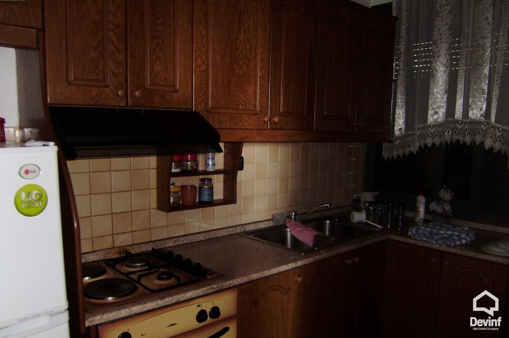 Vlore Shitje Vile 4+1+G Vila ndodhet ne zonen me te mire te Vlores, ne ujin e ftote. apartament