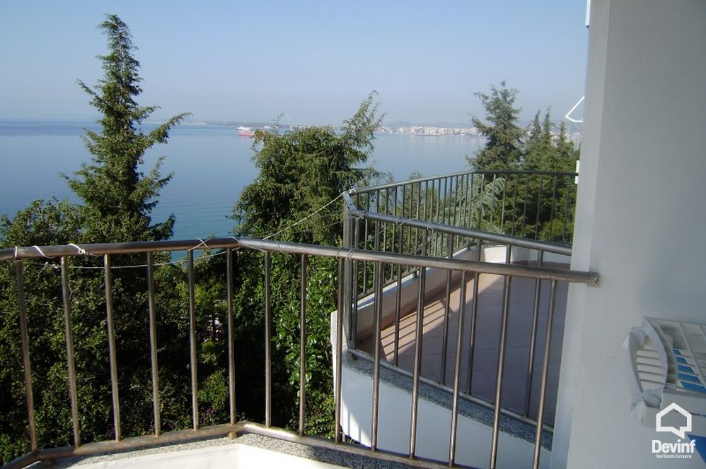Vlore Shitje Vile 4+1+G Vila ndodhet ne zonen me te mire te Vlores, ne ujin e ftote. apartament