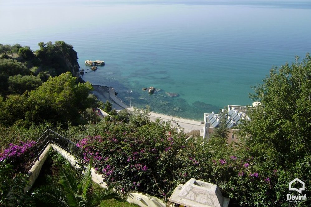 Vlore Shitje Vile 4+1+G Vila ndodhet ne zonen me te mire te Vlores, ne ujin e ftote. apartament