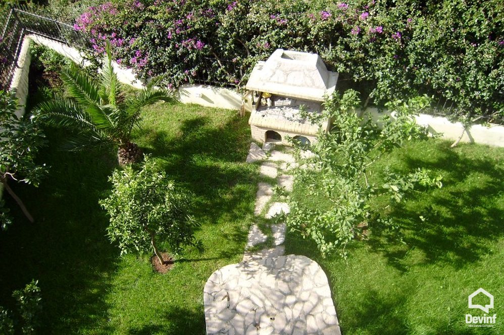 Vlore Shitje Vile 4+1+G Vila ndodhet ne zonen me te mire te Vlores, ne ujin e ftote. apartament