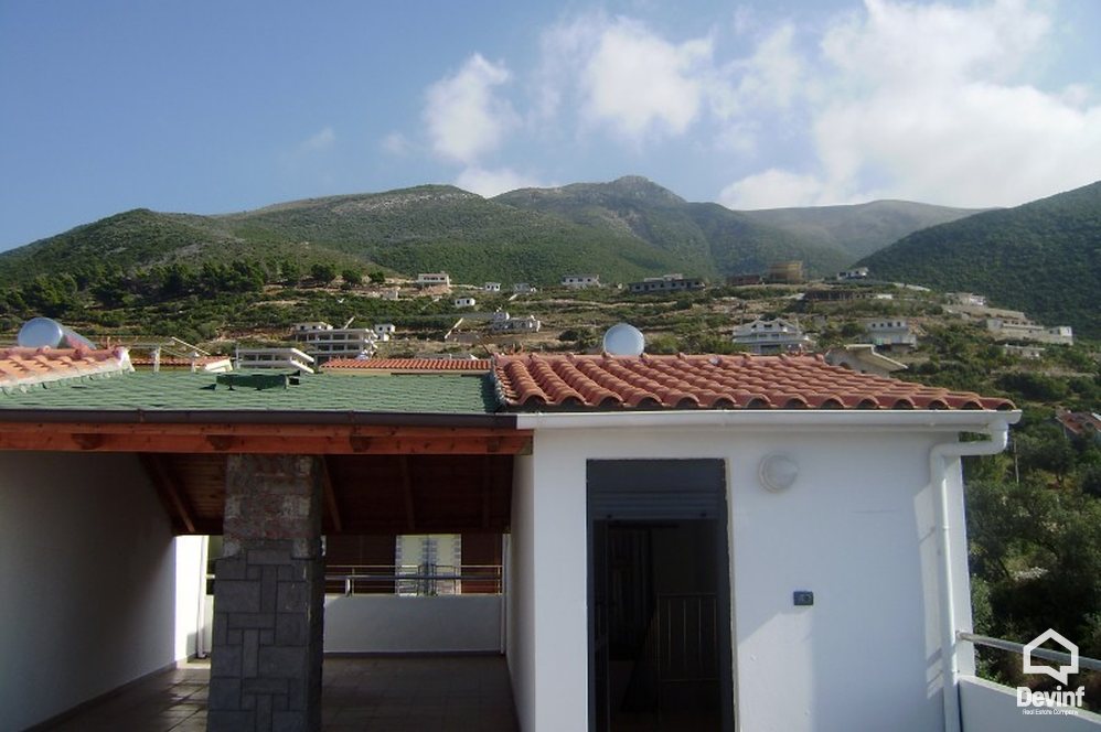 Vlore Shitje Vile 4+1+G Vila ndodhet ne zonen me te mire te Vlores, ne ujin e ftote. apartament