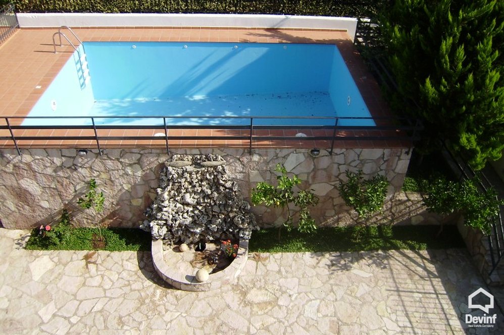 Vlore Shitje Vile 4+1+G Vila ndodhet ne zonen me te mire te Vlores, ne ujin e ftote. apartament