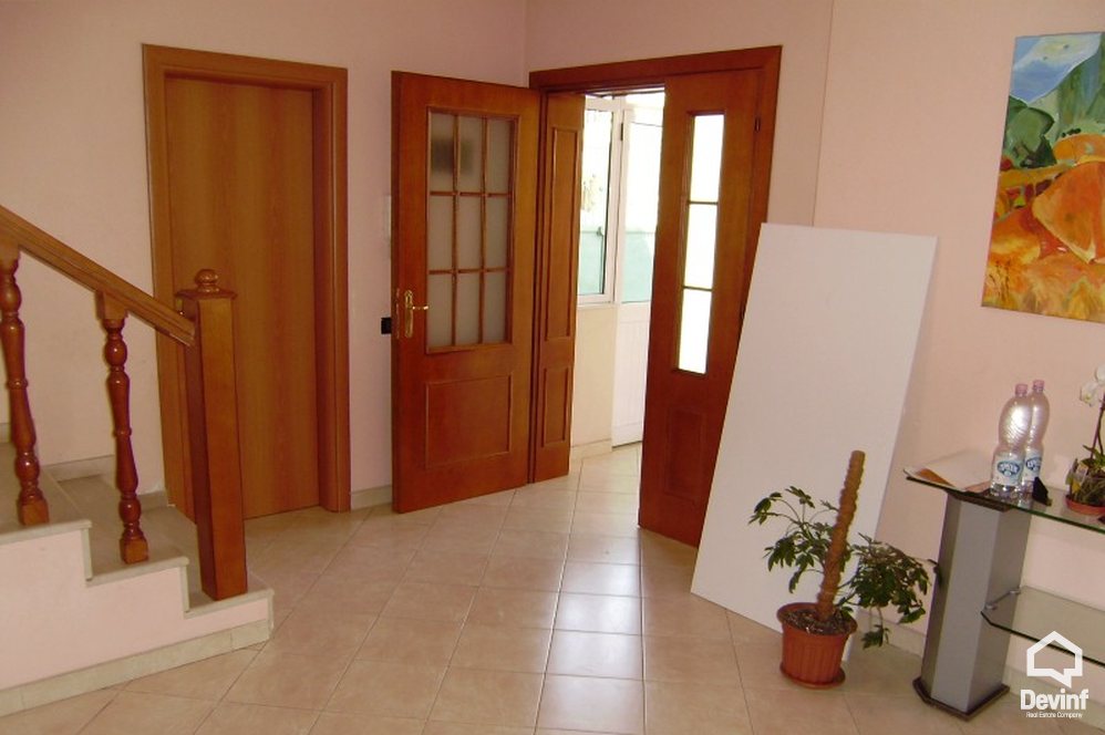 Tirane For Rent Villa Me shume se 4 dhoma Elbasani Street, near bu Economic Science University. 