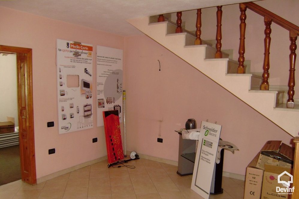 Tirane For Rent Villa Me shume se 4 dhoma Elbasani Street, near bu Economic Science University. 